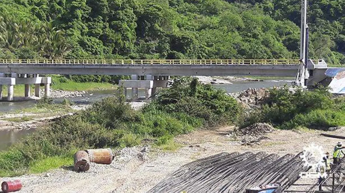 Zihuatanejo - Reparan puente en zihuatanejo